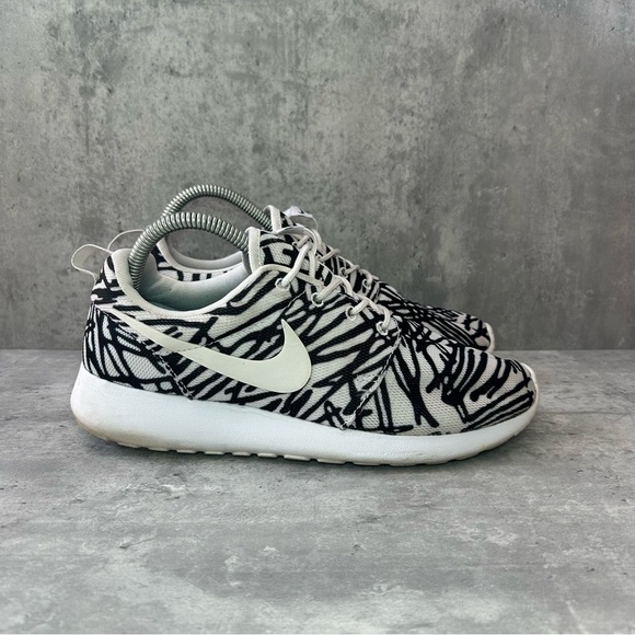 Nike Roshe Run Running Shoes 599432-110 Womens sz 8 - black/white - Picture 1 of 6
